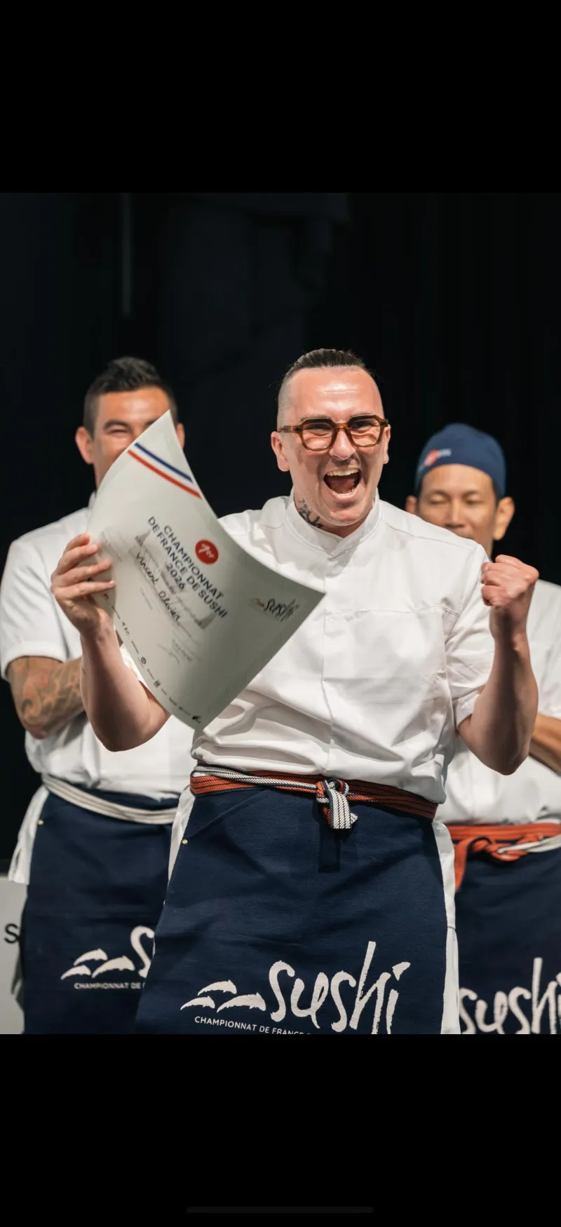 Vincent Olivier brandissant son diplôme de Champion de France de Sushi 2026 à La Rochelle
