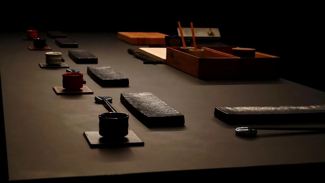 Comptoir omakase du restaurant Kinko à Capbreton, dressage traditionnel japonais